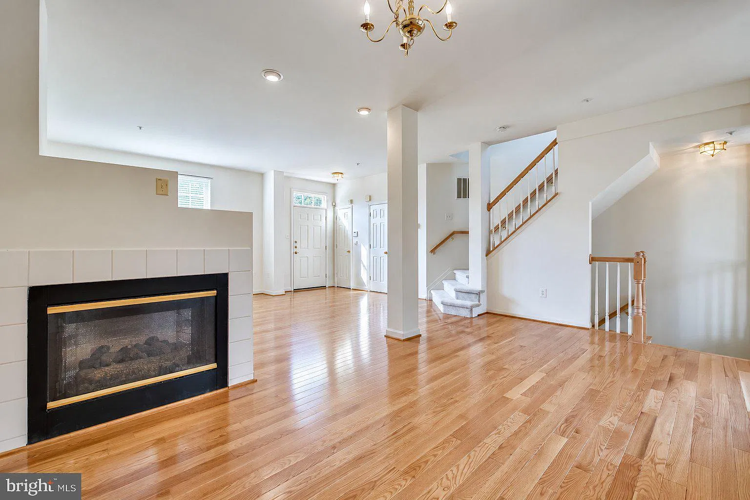 4 bed, 3.5 bath, 2372 sqft, $3,295 — Photo 4
