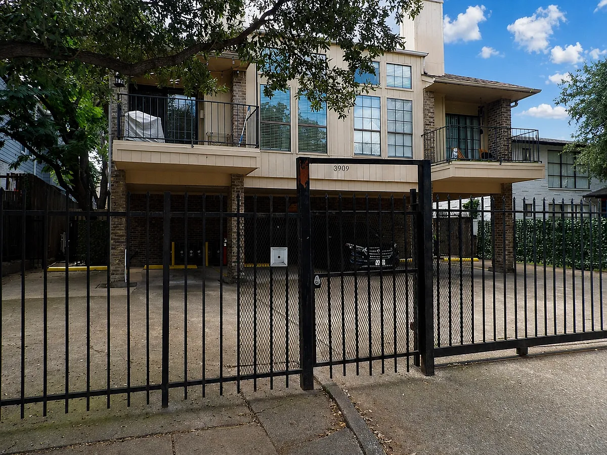 Building Photo - 3909 Rawlins St #101