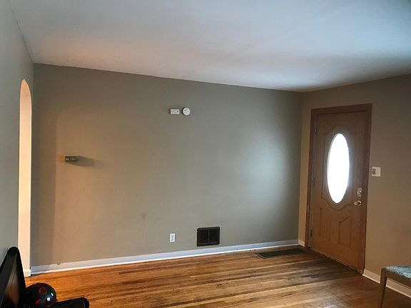 4th image of 220 Claremont Ave