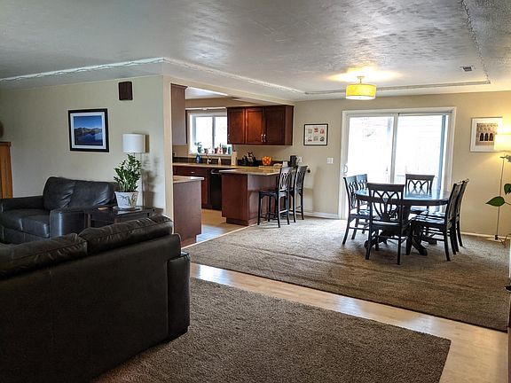 Open flow of living room, dining room and kitchen