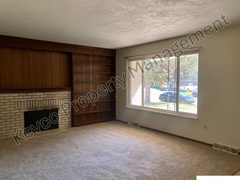 2805 Redwing Rd — Photo 2