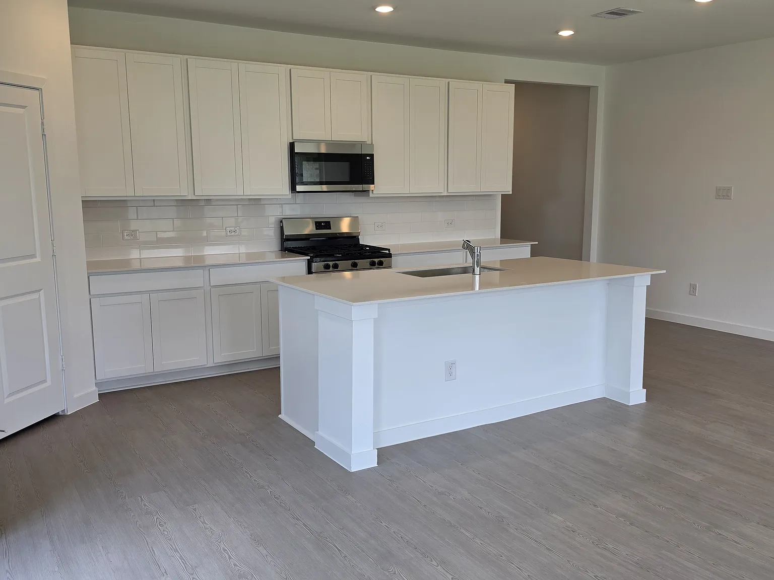 3 bed, 2383 sqft, $1,900 — Photo 4