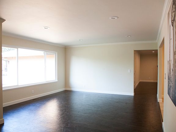 5th image of 4534 Myrtle Ave