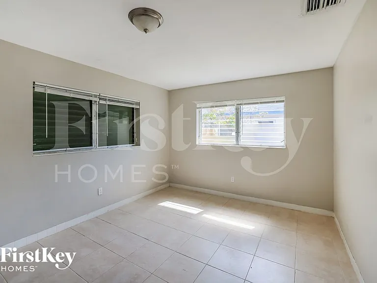 4810 NE 8th Ave — Photo 11