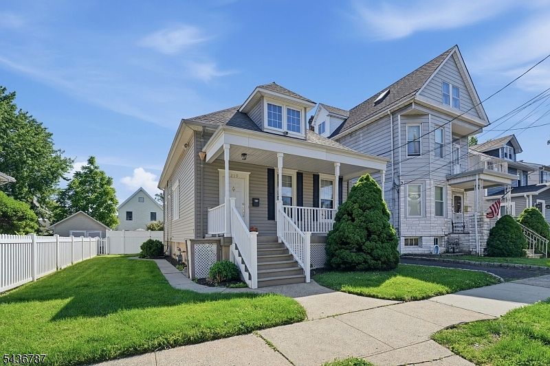 1st image of 219 Magie Ave