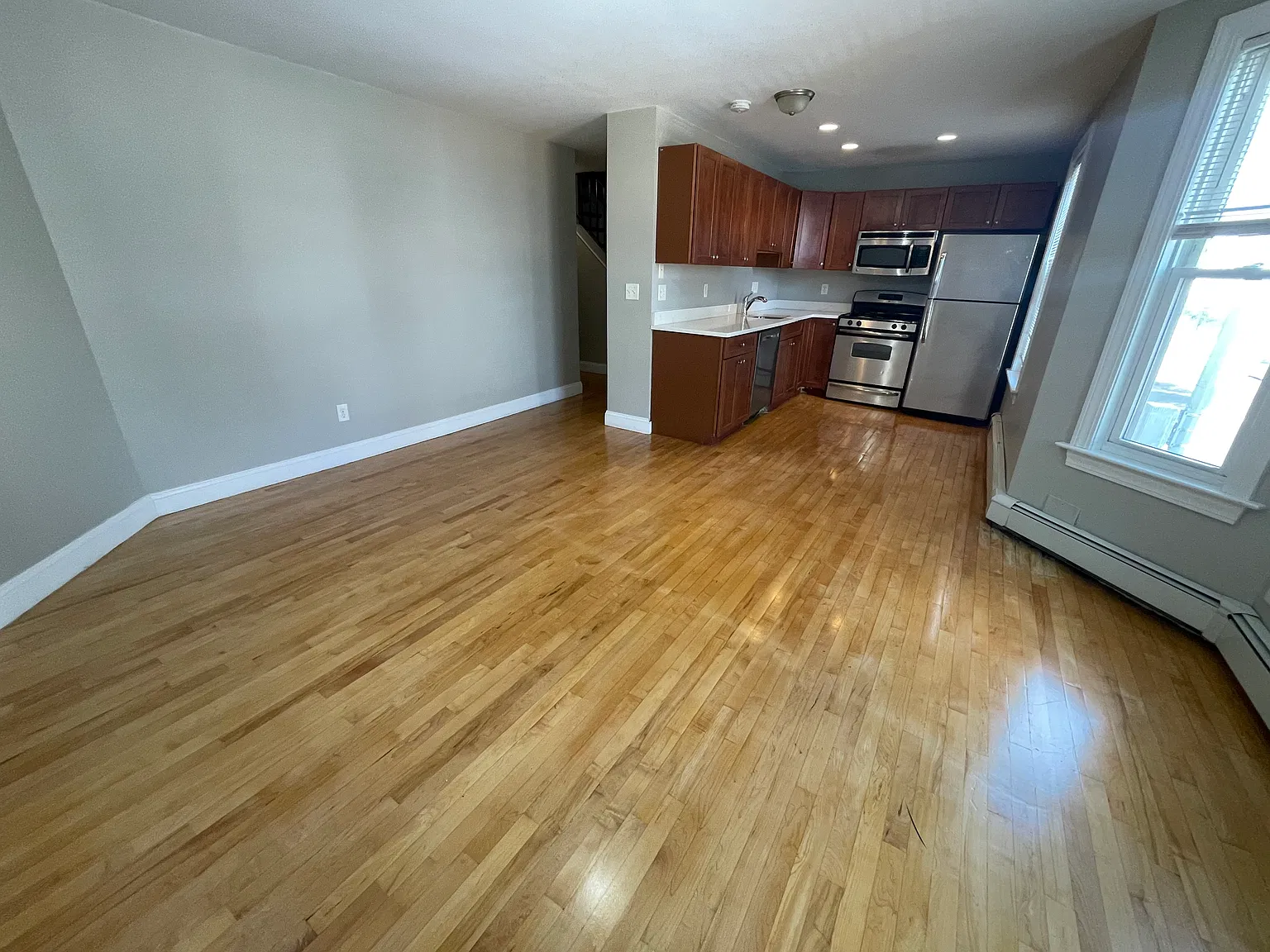 2 bed, 9999 sqft, $2,700 — Photo 2
