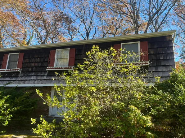 24 Danville Dr, Greenlawn, NY 11740