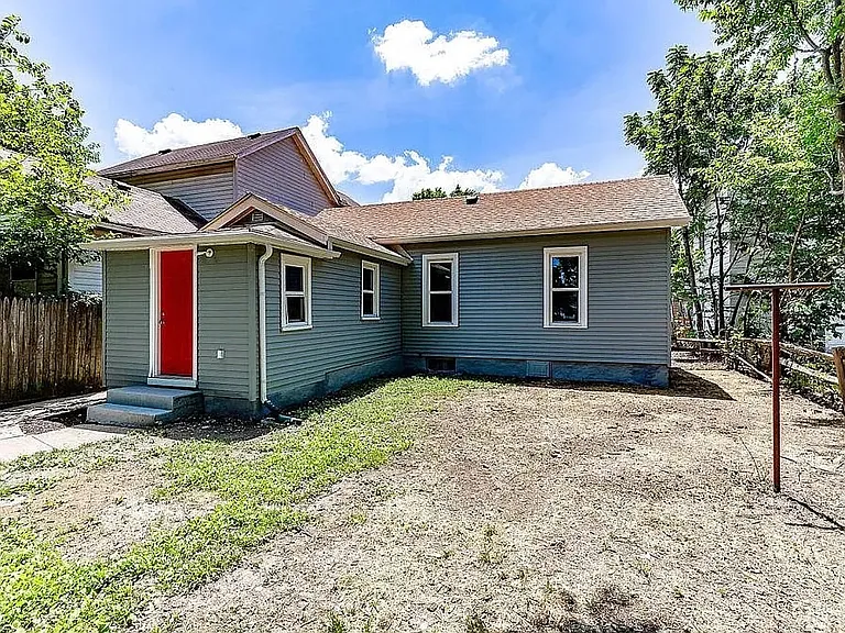 1707 Columbia Ave — Photo 2