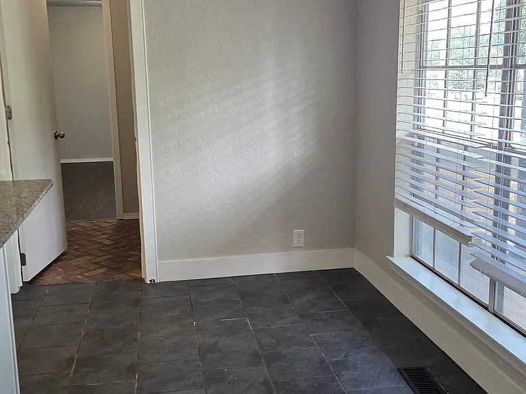 401 Norton Cir — Photo 5