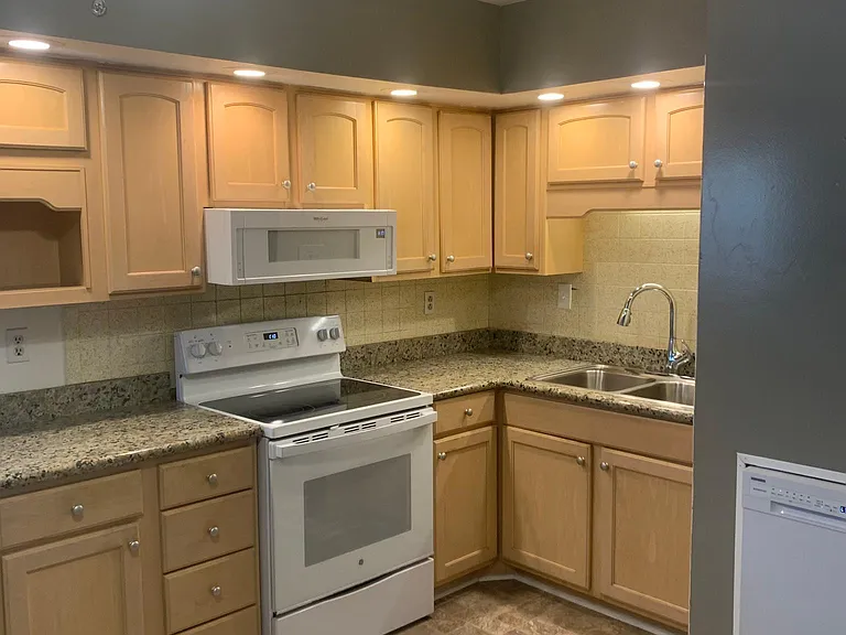 1094 Briarwood Dr — Photo 13