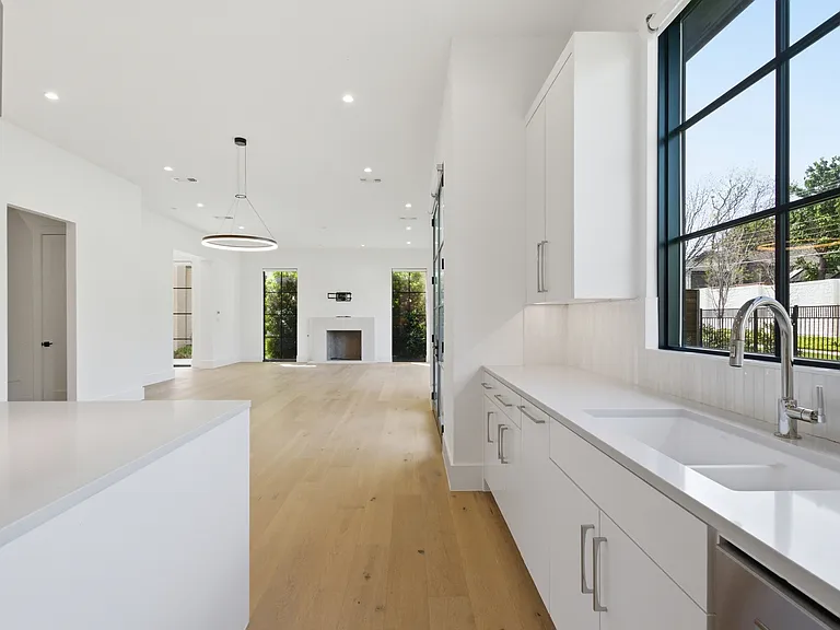 9855 Kingsway Ave — Photo 15