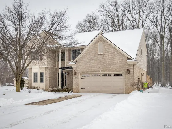 30139 Hickory Dr, Flat Rock, MI 48134
