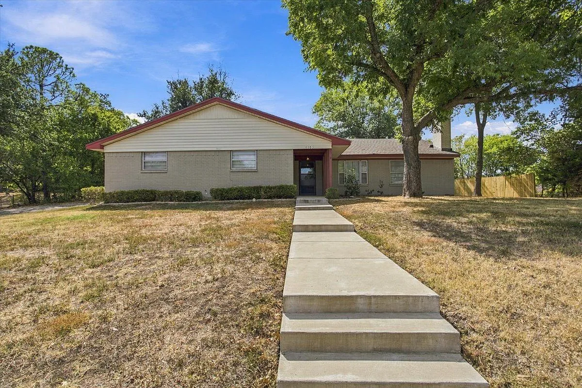 4 bed, 2.0 bath, 2317 sqft, $2,175 — Photo 3