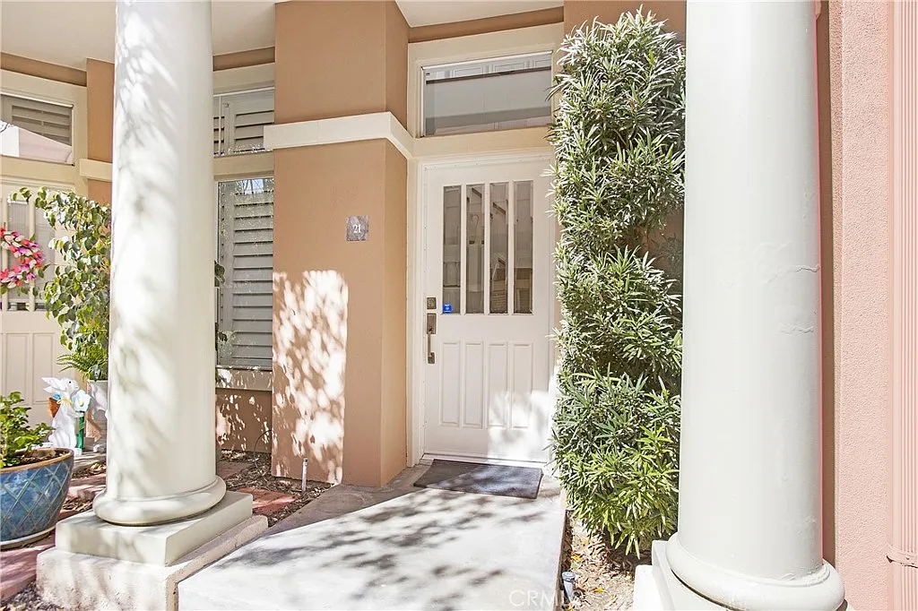 3 bed, 3.0 bath, 1903 sqft, $6,100 — Photo 1