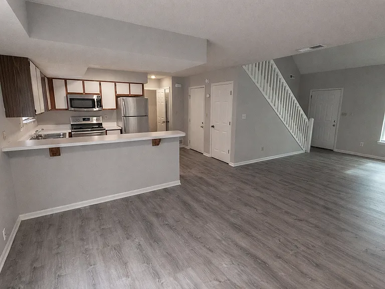 1913-1915 Greenleaves Ct — Photo 5