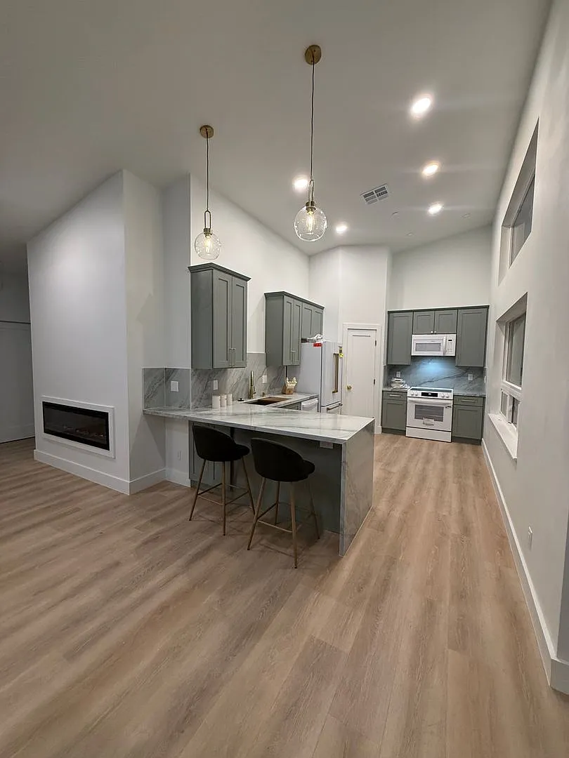 Newly Built Fully Furnished Month to Month Rental — Photo 3
