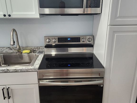 3rd image of 2119 Oaklyn Dr Unit B