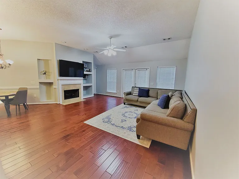 136 Lancaster Way — Photo 3