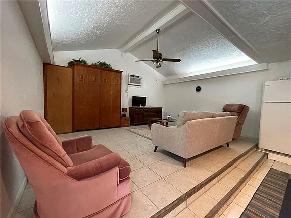 5th image of 227 Lakeshore Dr