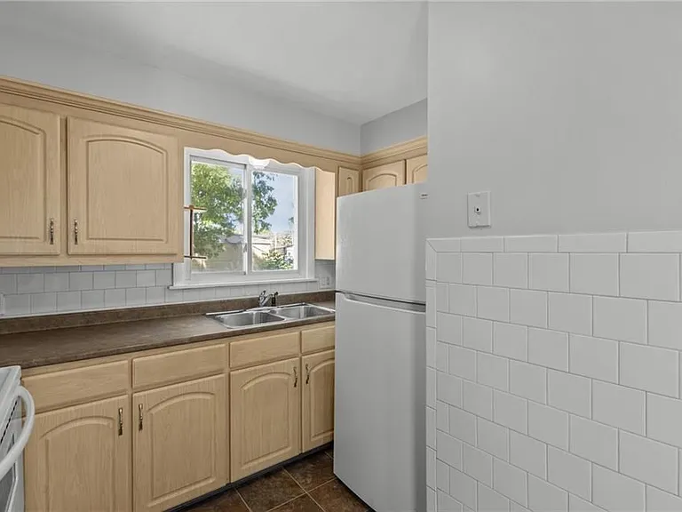 9 Gardner Ave — Photo 6