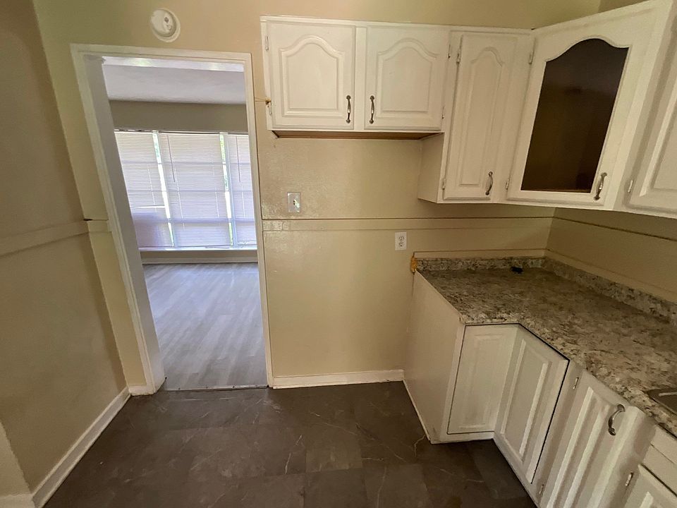 1st image of 3024 Oak Forest Dr