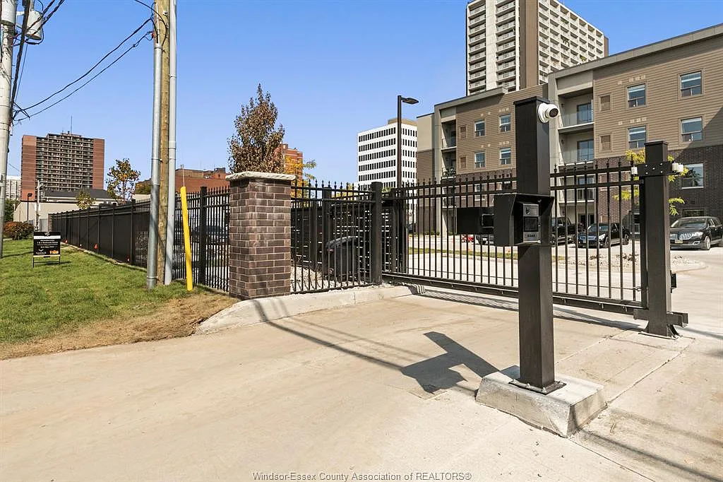 955 Ouellette Ave — Photo 4