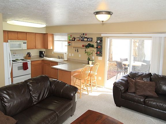 2nd image of 936 E Grape Ivy Way