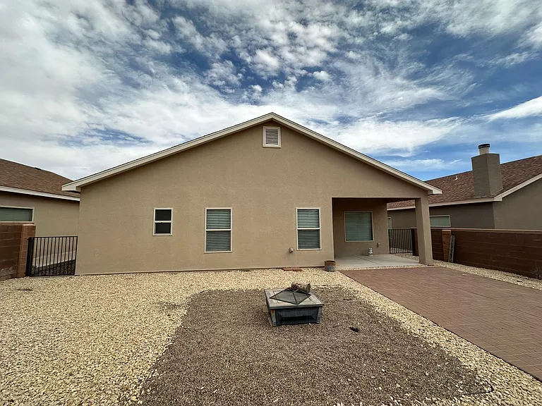 1815 Amber Dr — Photo 2