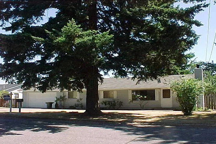 Nice 3 Bedroom Rambler in Tacoma! — Photo 1