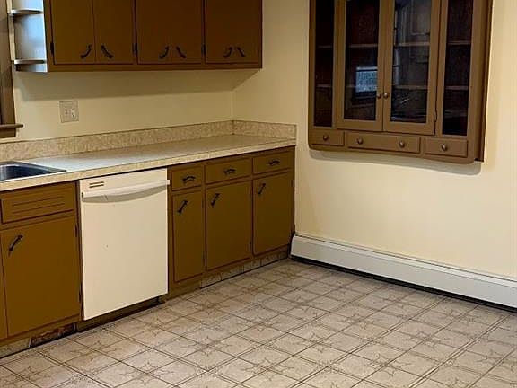 4th image of 12 Sanford Ave #12