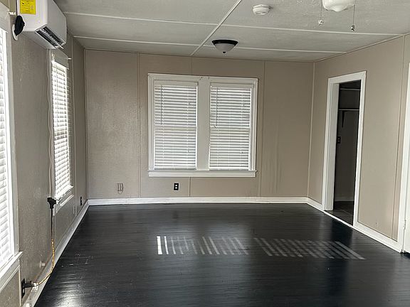 3rd image of 410 1/2 Ohio St