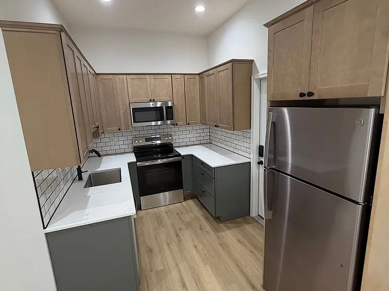 1214 Columbia St — Photo 7