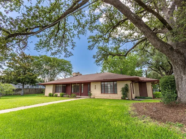 322 E Obryant St, Bellville, TX 77418