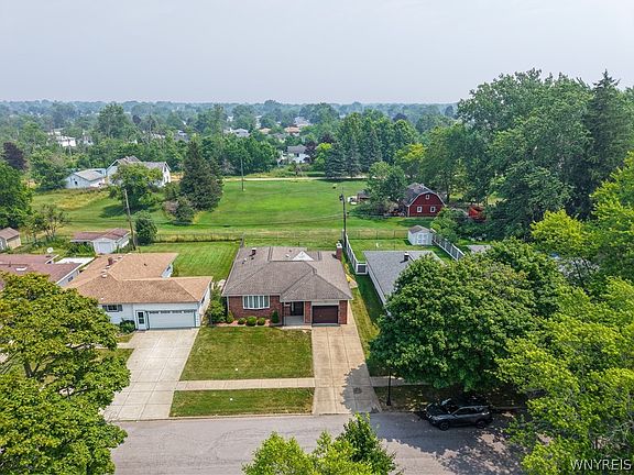2nd image of 17 Mayberry Dr E