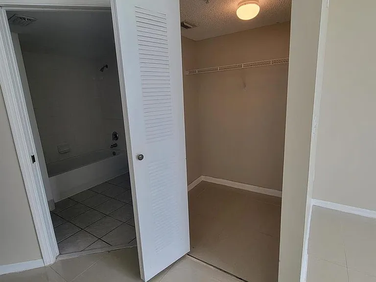 1400 Crestwood Ct S #1402 — Photo 10