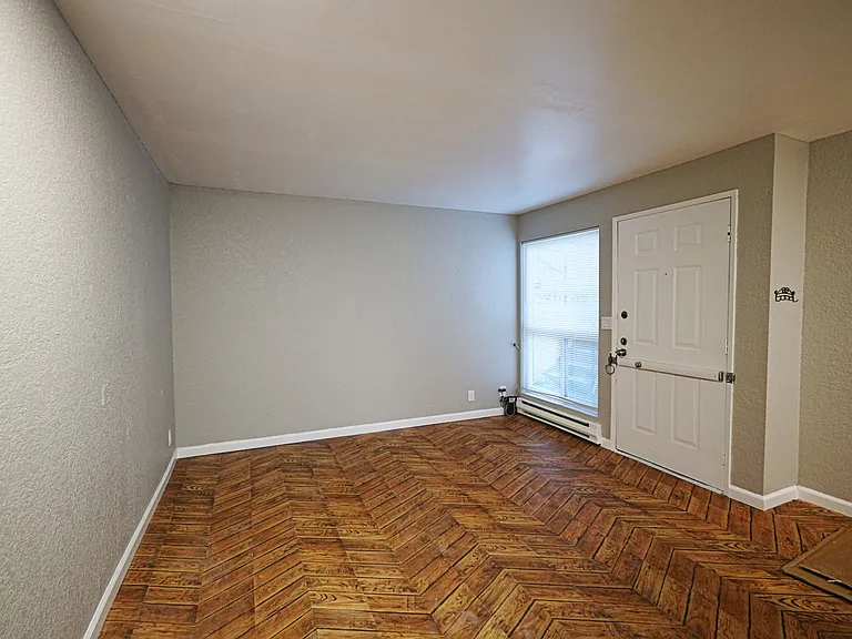 5018 11th Ave NE #D — Photo 4