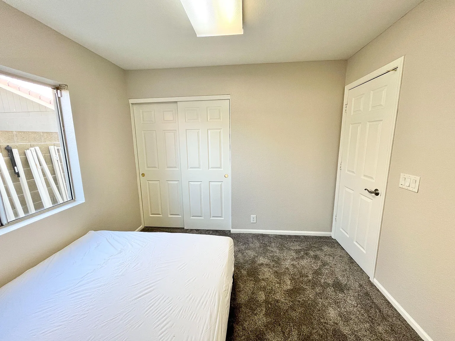 4 bed, 3.0 bath, 2168 sqft, $910 — Photo 2