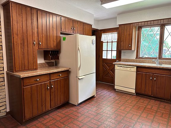 3rd image of 608 Marquette Dr