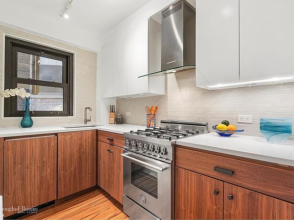 4th image of 201 W 21st St APT 4B