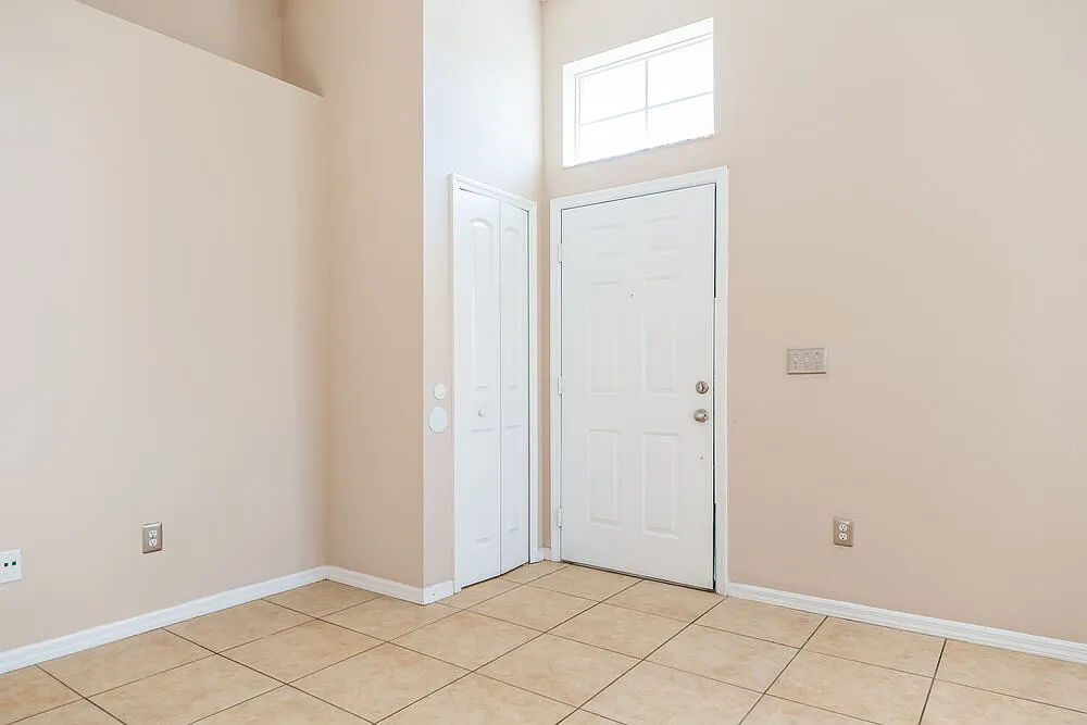 3 bed, 2.0 bath, 1676 sqft, $2,400 — Photo 2