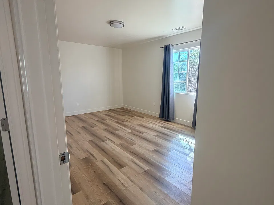 1505 E Avenue R4