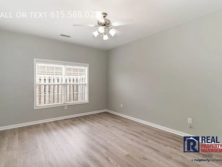 1004 Briggs Ln — Photo 9
