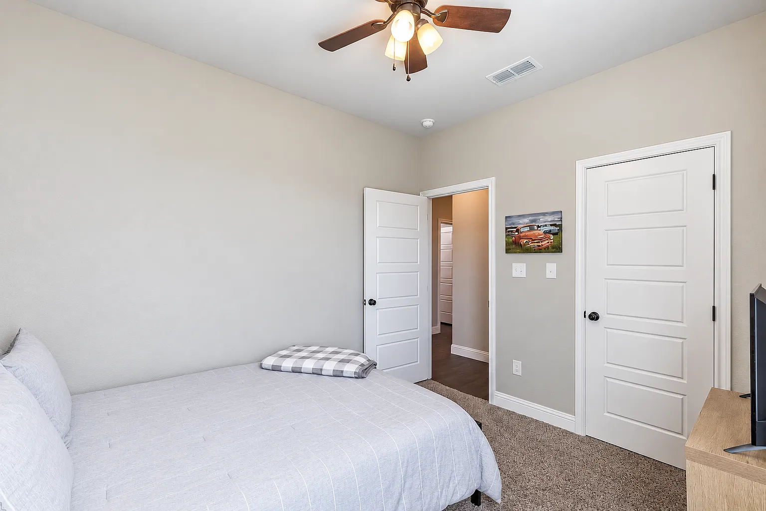 3 bed, 1500 sqft, $2,857 — Photo 2