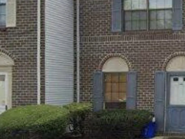 240 Hampshire Ct #240 — Photo 4