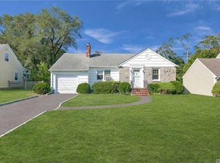 299 Newton Ave, Riverhead, NY 11901