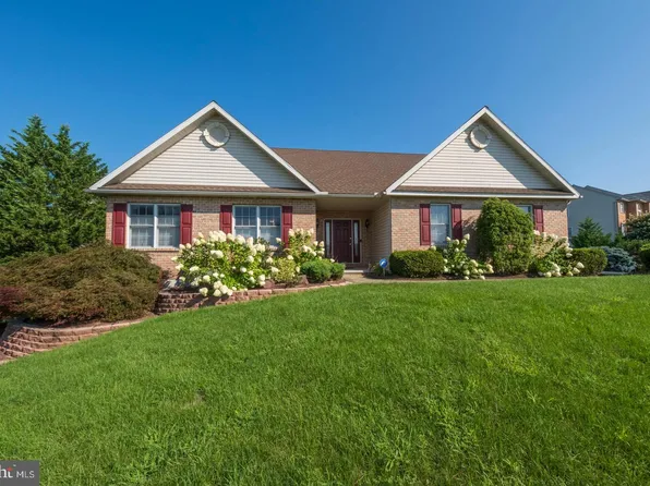 101 Orchard View Dr, Douglassville, PA 19518