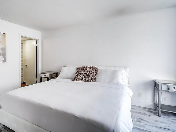 5th image of 2401 Collins Ave #14100