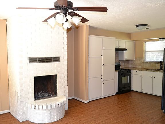 3rd image of 1302 Glade St