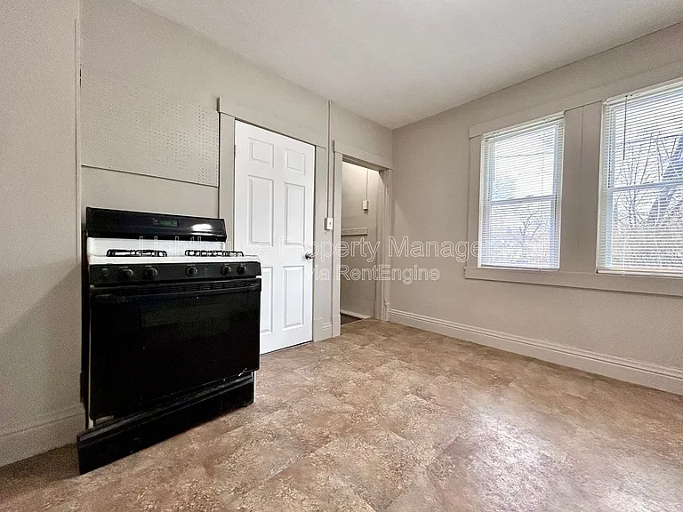 1126 Holt St — Photo 4