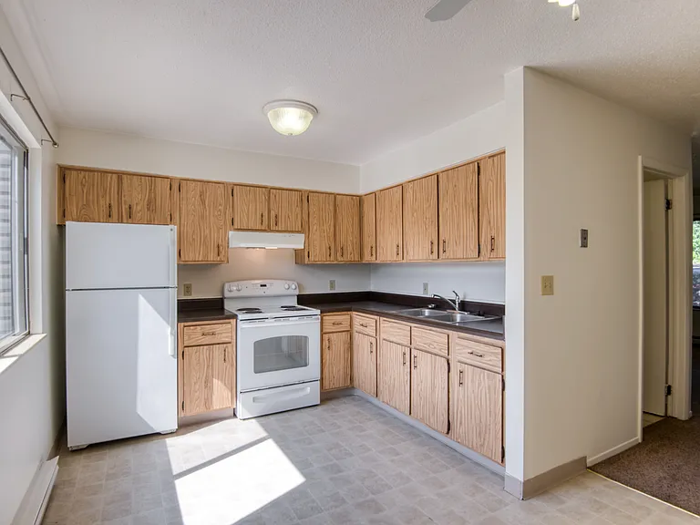 Colonial Terrace and Village Apartments — Photo 18